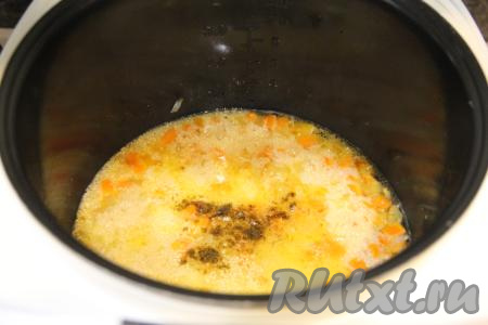 Влить 400 миллилитров кипящей воды, всыпать соль и специи, перемешать. Закрыть крышку мультиварки и оставить на 10-15 минут на режиме "Подогрев".&nbsp;