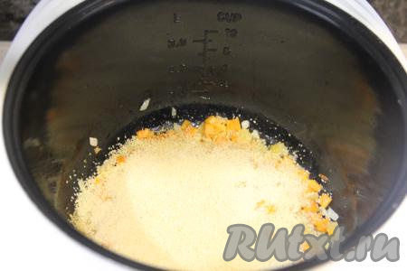 Когда обжаренные овощи станут достаточно мягкими, всыпать к ним кускус.&nbsp;