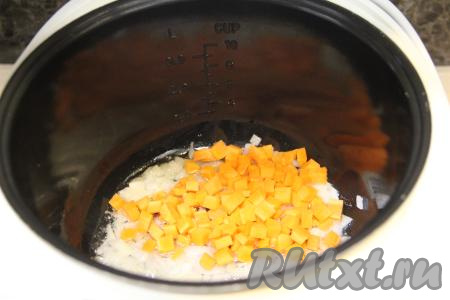 Нарезанные морковь и перец выложить в чашу мультиварки.&nbsp;