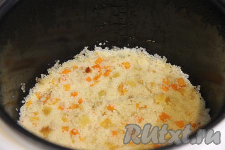 По истечении 10-15 минут кускус будет полностью готов, перемешать его и можно раскладывать по тарелкам и сразу подавать к столу.&nbsp;