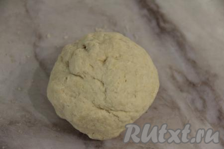 Быстро замесить тесто руками. Тесто получится очень эластичным, не липнущим к ладоням. Хорошо вымесить тесто (вымешивать его нужно не менее 7 минут), затем поместить его в пакет и оставить при комнатной температуре на 30 минут.