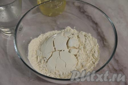 В миску всыпать просеянную муку и соль.