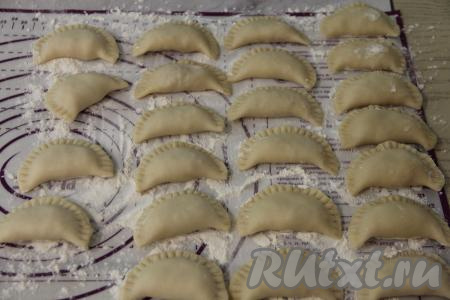 Сформировать полукруглые вареники. Для того чтобы вареники не раскрывались во время варки я края теста скрепила вилкой. Всего у меня получилось 23 вареника с яблоками.