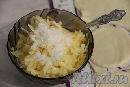 Яблоки очистить от семечек и шкурки. Натереть яблоки на крупной тёрке. К натёртым яблокам добавить сахар, перемешать и яблочная начинка для вареников готова. Если яблоки кислые, тогда можете добавить чуть больше сахара.