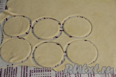 По прошествии времени тесто  для вареников на присыпанной мукой поверхности раскатать скалкой в достаточно тонкий пласт. С помощью стакана вырезать кружочки. У меня диаметр кружочков 8,5 сантиметров.