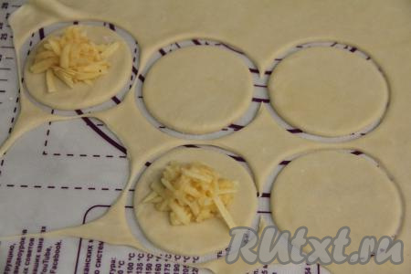В центр каждого кружочка из теста выложить примерно 2 чайных ложки яблочной начинки.
