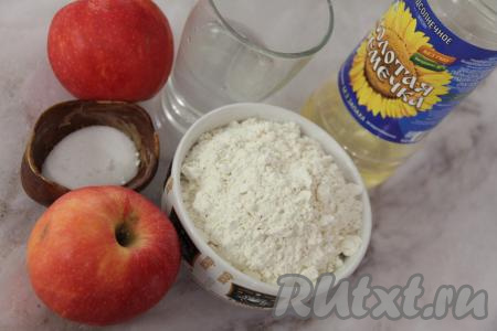 Подготовить продукты для приготовления вареников с яблоками. Яблоки вымыть.