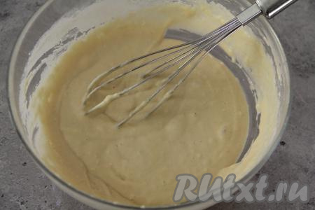 Блинное тесто получится тягучим и однородным.