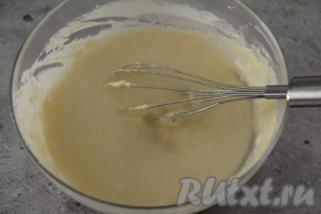 Влить ещё 150 миллилитров горячей воды, перемешать венчиком.