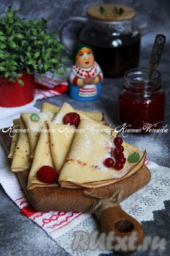 Эластичные, тонкие блины, замешанные на горячей воде с яйцами, подать к столу, дополнив сметанкой, мёдом или джемом.