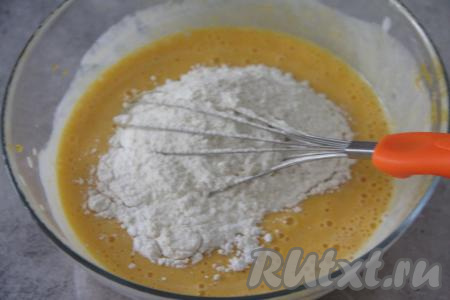 Всыпать муку, перемешать тыквенное тесто венчиком до однородности.&nbsp;