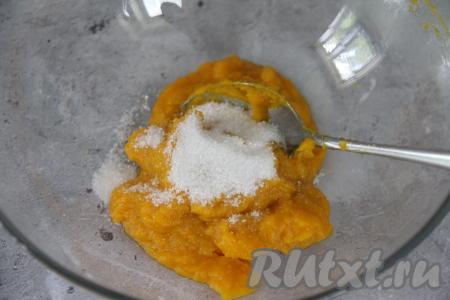 Добавить к тыквенному пюре сахар, соль и ванилин, перемешать.