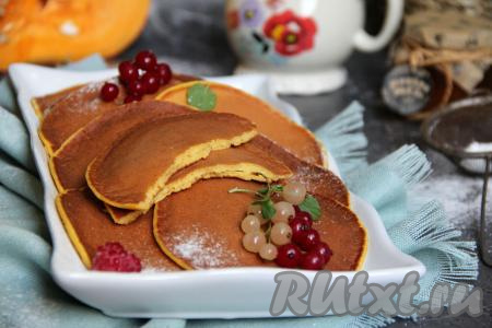 Яркие, вкусные тыквенные панкейки подать к столу, дополнив сметаной, растопленным сливочным маслом или джемом.