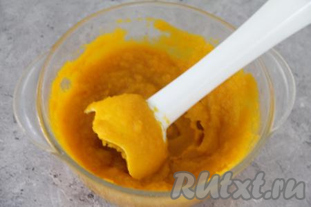 Дать запечённой тыкве немного остыть. А затем пробить тыкву погружным блендером до однородности.