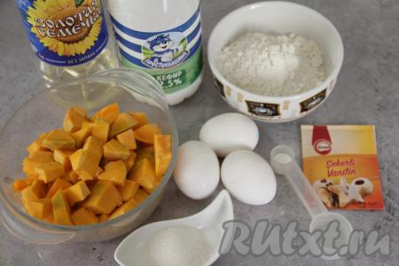 Подготовить продукты для приготовления панкейков с тыквой на кефире. Тыкву очистить от волокон с семенами и кожуры. 300 грамм очищенной тыквы нарезать на кубики размером 2 на 2 сантиметра.&nbsp;