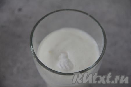 В отдельную ёмкость налить кефир, добавить соду, хорошо перемешать и дать постоять минут 5. За это время сода погасится в кефире, а поверхность кефира запенится.