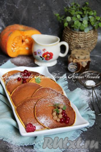 Периодически перемешивая тесто, замешанное с тыквой на кефире, пожарить один за другим все панкейки. Из указанного количества ингредиентов у меня получилось 16 воздушных панкейков диаметром 13 сантиметров.