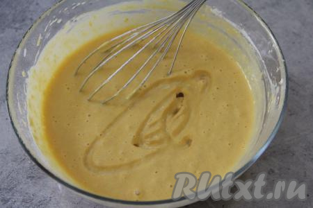 Влить растительное масло и снова перемешать. Тесто для тыквенных панкейков получится не густым.