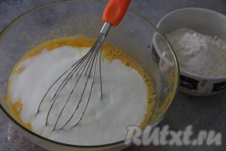 В миску с тыквенно-яичной смесью влить кефир, перемешать.