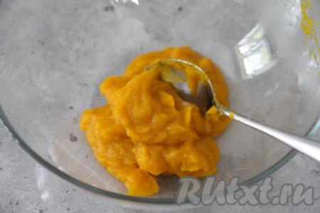 Перетереть тыквенное пюре через сито, чтобы удалить волокна.&nbsp;