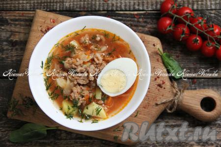 Вкусные, наваристые щи, приготовленные с фаршем и свежей капустой, разлить по тарелкам и подать к столу, дополнив, по желанию, сметаной и нарезанной свежей зеленью. Я ещё в каждую тарелку положила половинку варёного яйца.