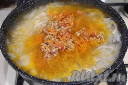 После того как картошка с капустой станут достаточно мягкими (проварятся минут 15), добавить в кастрюлю фарш с обжаренными овощами, соль, специи, перемешать щи.
