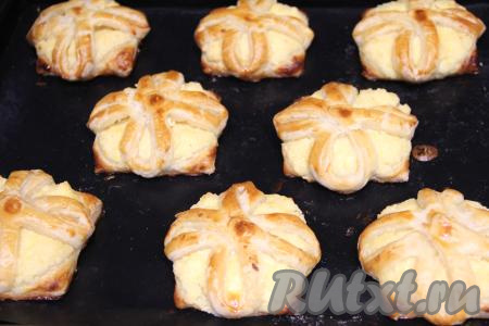 Готовые слойки слегка остудить.