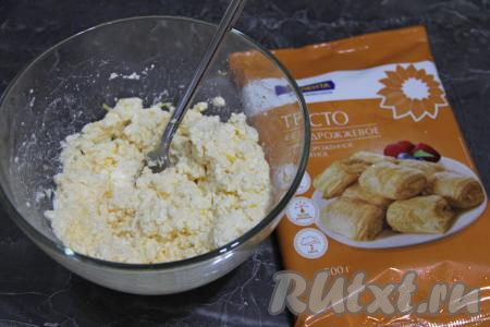 Перемешать творожно-лимонную начинку вилкой до однородности.