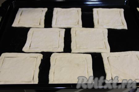 Переложить квадрат с разрезами на противень, застеленный тефлоновым ковриком (или бумагой для выпечки). Аналогично сделать г-образные разрезы на каждом квадрате и переложить заготовки слоек на застеленный противень.