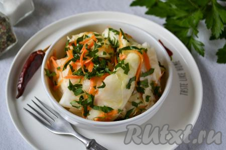 Капуста, маринованная за 12 часов, получается хрустящей, кисло-сладкой. Её можно подать к столу в качестве самостоятельной закуски или использовать для приготовления овощных салатов, первых блюд. Я подала маринованную капусту быстрого приготовления, полив подсолнечным маслом с ароматом семечек и посыпав рубленной зеленью.