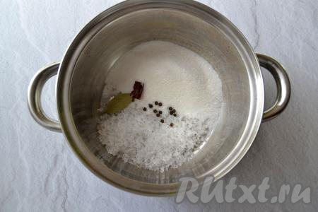 Для приготовления маринада насыпьте в небольшую кастрюльку крупную соль, сахар, горошины чёрного перца, острый красный перец, добавьте лавровый лист.