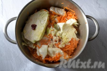 Аккуратно влейте горячий маринад в кастрюлю, стараясь попасть на всю поверхность капусты.