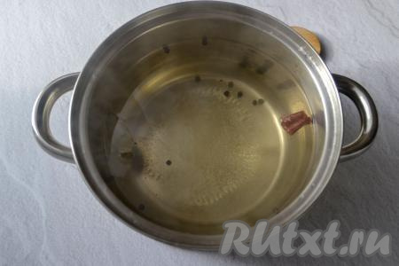 Влейте в кастрюлю литр воды, перемешайте, поставьте на огонь. После того как вода закипит, уменьшите огонь и проварите маринад 2-3 минуты, чтобы сахар и соль полностью растворились. Снимите кастрюлю с огня, влейте уксусную эссенцию и перемешайте.