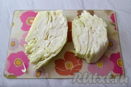 Капусту очистите от верхних жёстких листьев и нарежьте на крупные куски.