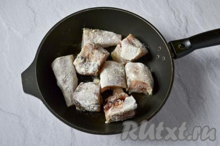 Кусочки минтай обваляйте со всех сторон в муке. Разогрейте растительное масло в сковороде, выложите кусочки рыбы, покрытые мукой.