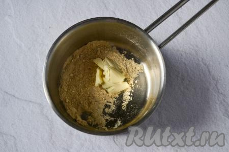 Снимите сотейник с огня, добавьте к обжаренной муке кусочек сливочного масла.