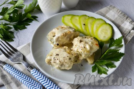 Горячего минтая, поливая молочным соусом, в котором он тушился, раскладывайте со сковороды по тарелкам, по желанию, посыпьте чёрным молотым перцем и с гарниром подайте к столу.