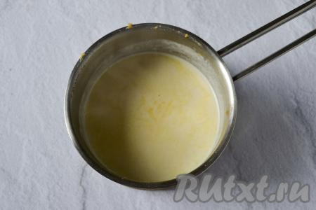 Тщательно разотрите обжаренную муку в молоке, чтобы не осталось комочков. Поставьте сотейник (или сковороду) на плиту и на среднем огне при постоянном помешивании нагрейте содержимое до кипения, а затем проварите молочный соус, помешивая, на небольшом огне 3-4 минуты.