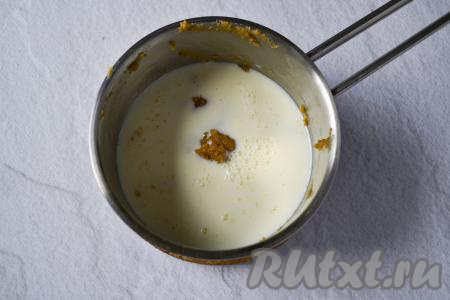 Влейте в сотейник холодное молоко любой жирности, добавьте щепотку соли.