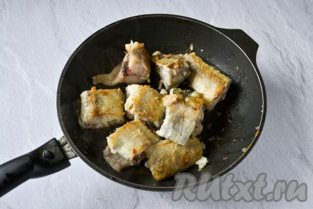 На среднем огне обжарьте кусочки минтая до румяной корочки с двух сторон (ориентировочно в течение 7-8 минут с каждой стороны).