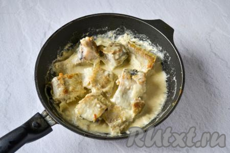 Доведите соус до кипения, сделайте огонь ниже среднего, тушите рыбу в течение 6-7 минут под крышкой, затем снимите с огня.