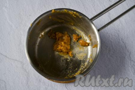 Разотрите обжаренную муку с маслом до получения однородной массы (удобно растирать силиконовой лопаткой).