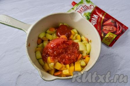 Помидоры натрите на крупной тёрке, кожуры выбросьте. К кабачкам, обжаренным с тыквой, луком и морковкой, выложите натёртые помидоры, по желанию, можно добавить кетчуп (или томатный соус), посолите, перемешайте.