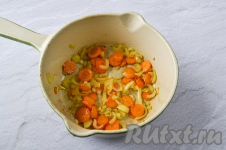 Периодически помешивая, обжарьте овощи на среднем огне в течение 7-8 минут (морковка должна стать достаточно мягкой).
