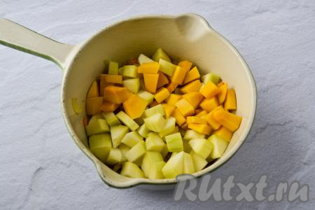 К морковке, обжаренной с луком, выложите тыкву с кабачками.