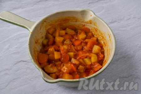 Тушите овощное рагу из тыквы и кабачков под крышкой на огне ниже среднего 15-20 минут, время от времени помешивая. Тыква и кабачки должны стать достаточно мягкими и легко прокалываться вилкой. 