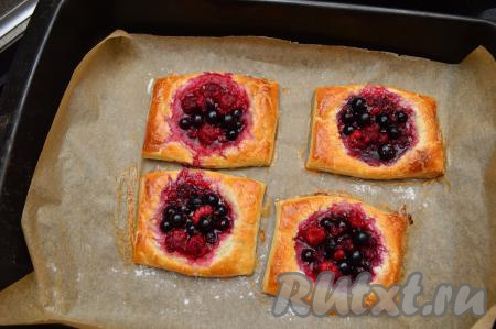 Слойки с ягодами станут приятного золотистого оттенка и немного увеличатся в размерах.