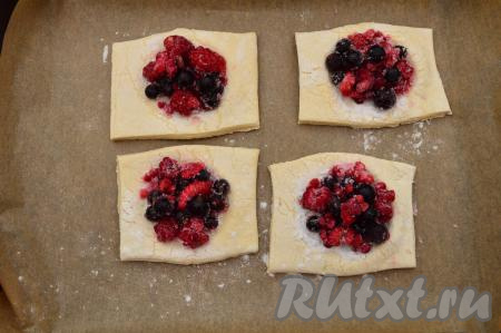 В углубления слоек выложить с горкой ягоды с сахаром. Старайтесь, чтобы ягодная масса, не выходила за углубление.