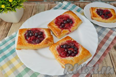 Аппетитные слойки с сочной ягодной начинкой достать из духовки, дать им немного остыть и можно подавать их к чаю, кофе или с молоком. Если у вас есть замороженные ягоды, обязательно порадуйте себя и своих близких этой простой, очень вкусной и ароматной выпечкой!