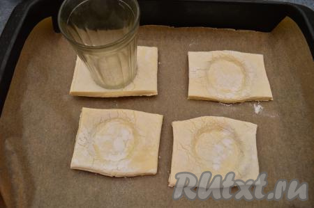 Дном стакана (я взяла обычный гранёный стакан) сделать в середине каждого квадратика углубление, хорошо прижав стакан и немного повращав его. Если дно стакана прилипает к тесту, тогда можно немного присыпать серединку каждой заготовки мукой.